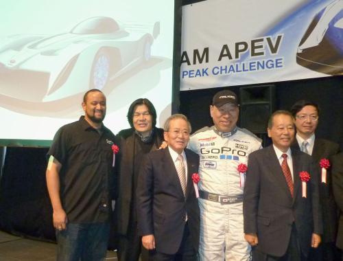 米国の山道レースにＥＶで参戦するドライバーの田嶋伸博氏（右から３人目）ら