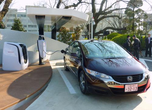 ホンダが埼玉県庁に設置した「水素ステーション」から水素を充てんする燃料電池自動車