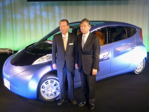 ベンチャー企業「シムドライブ」の電気自動車の試作車「シムウィル」。右は清水浩社長