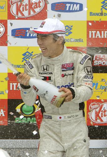 自動車のインディカー・シリーズ第４戦で自己最高の３位に入り、参戦後初の表彰台で喜ぶ佐藤琢磨