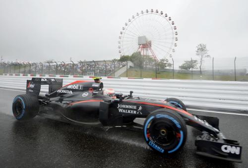 Ｆ１日本グランプリが開幕し、観覧車の前をフリー走行するマクラーレン・ホンダのジェンソン・バトン