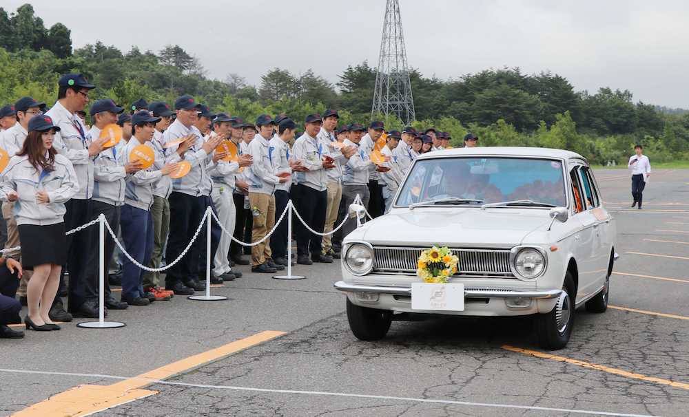 「花冠パレード」でゴールするトヨタ自動車の初代カローラ