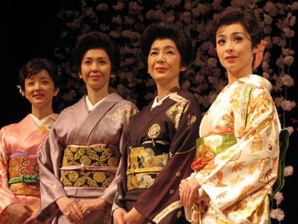 舞台「細雪」で通し稽古を行った（左から）中越典子、賀来千香子、高橋惠子、檀れい