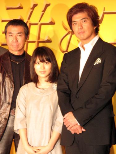 映画「誰も守ってくれない」の完成会見に出席した（左から）柳葉敏郎、志田未来、佐藤浩市