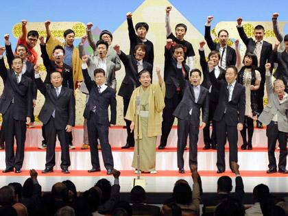 「京橋花月」のお披露目公演で気勢を上げる吉本興業の人気芸人