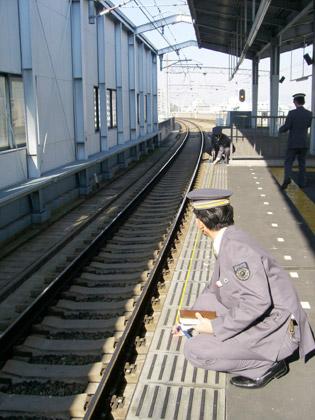 笑福亭伯鶴さんが列車にはねられた阪急宝塚線三国駅の現場を調べる駅員