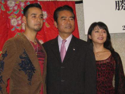 左から勝野洋輔、勝野洋、勝野雅奈恵の幸せ父子