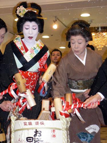 三越劇場の初春新派公演「太夫さん」が初日を迎えた（左から）波乃久里子、水谷八重子