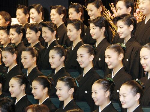 卒業式の前に記念写真に納まる宝塚音楽学校の卒業生