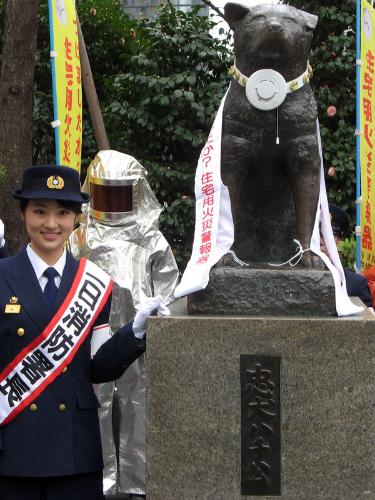 東京・渋谷のハチ公像前で渋谷消防署１日署長として住宅用火災警報器の普及を訴えた林丹丹