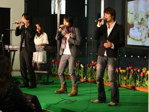 ショートアニメーションに合わせて歌い上げる「ＪＵＬＥＰＳ」の松山優太、岡直樹、有尾文也とピアノの佐藤めぐみ