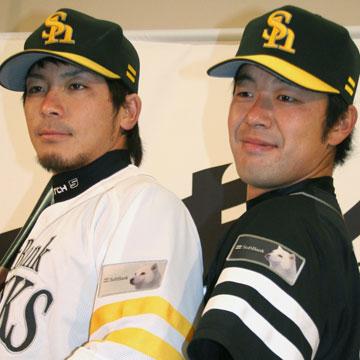 左袖に「お父さん犬」の写真広告が入ったユニホームを披露する、ソフトバンクの松田（左）、高谷の両選手