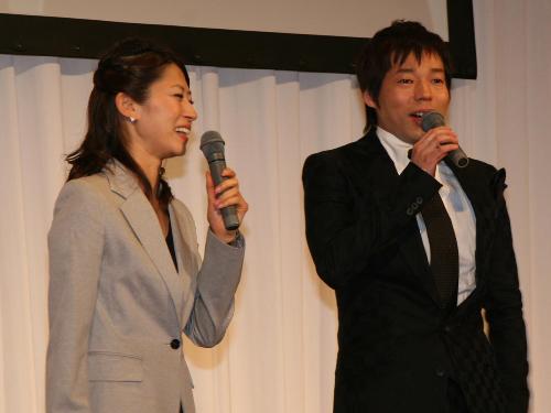 ＴＢＳの岡村仁美アナ（左）にＣＭ撮影の思い出を語る今田耕司さん