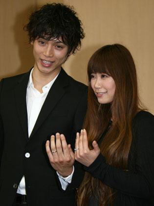 結婚報告会見で結婚指輪を合わせて笑顔の水嶋ヒロ（左）と絢香