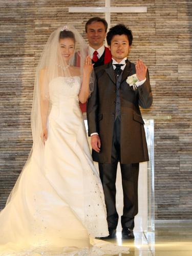 映画「パラレル」公開記念の模擬結婚式で指輪を交換し、新郎と笑顔を見せる島谷ひとみ（左）