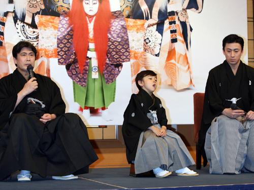 祖父・松本幸四郎（左）が質問に答える横であくびをする松本金太郎。（右）は父・市川染五郎