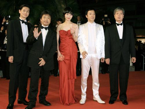 カンヌ国際映画祭に出席した（左から）ＡＲＡＴＡ、是枝裕和監督、ペ・ドゥナ、板尾創路、浦谷年良プロデューサー