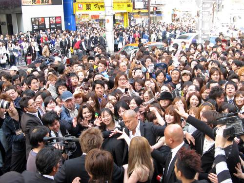 先月７日に渋谷駅周辺でゲリライベントを行った浜崎あゆみ。群がったファンからあゆをガードするスキンヘッドのコワモテな男たちの存在も