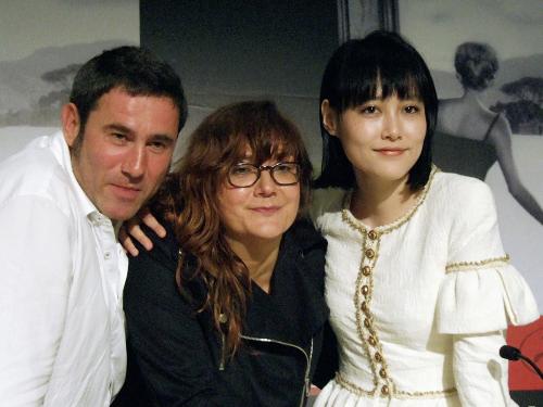 カンヌ国際映画祭会場での記者会見で、ポーズをとる菊地凛子（右）とイザベル・コイシェ監督（中）ら