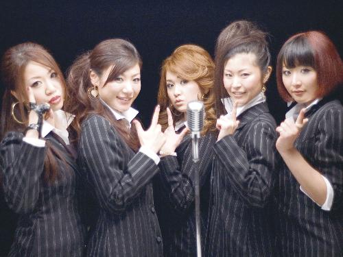 女性ヴォーカルユニット「Ｍ」。メンバーは（左から）泉本麻美子、夏川陽子、ＦＵＭＩ、渡瀬恵美子、都乃の５人