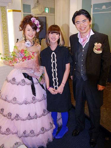 ５月３０日、横浜市内で行われた三宅敬さん、里紗さんの結婚式に飛び入り参加してウエディングソング「Ｂｕｔｔｅｒｆｌｙ」を歌う木村カエラ