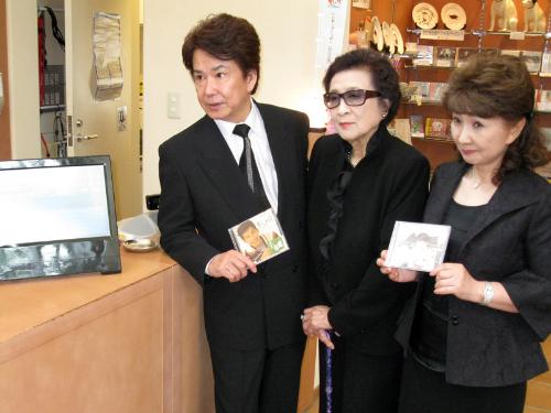 ＭＥＧ－ＣＤシステムで作ったＣＤを手にする左から三田明、吉田喜代子夫人、古都清乃