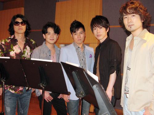 映画「宇宙へ。」の日本語版テーマ曲「宇宙へ」をレコーディングした「ゴスペラーズ」。左から村上てつや、安岡優、黒沢薫、宇宙オタクの北山陽一、酒井雄二