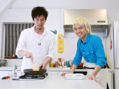 新番組「ＧＯ！ＧＯ！ランチＢＯＸ」のキッチンで料理を作るコウケンテツ氏（左）と中川晃教（Ｃ）フーディーズＴＶ