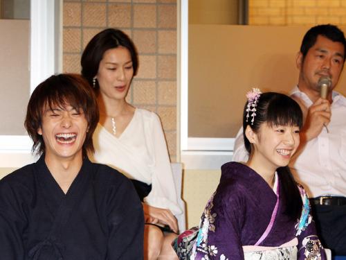 高田延彦（右）のトークに笑顔を見せる前列左から岡田将生、夏帆（後列）山本未來