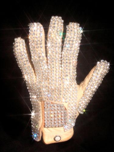 １１月に競売にかけられるマイケル・ジャクソンさんの手袋（ジュリアンズ・オークションズ提供）