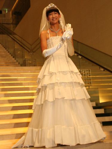 ウエディングドレス姿で映画「あなたは私の婿になる」のＰＲに努めた虻川美穂子
