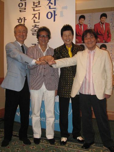 ５６歳での日本デビューを発表した韓国の「歌謡王」テ・ジナ（右から２人目）。左から大城正一社長、浜圭介氏、松本一起氏