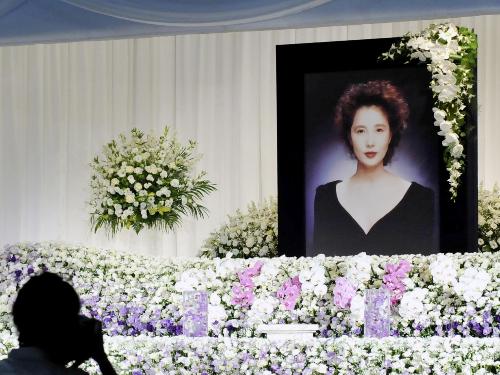 お別れの会の祭壇に飾られた女優大原麗子さんの遺影