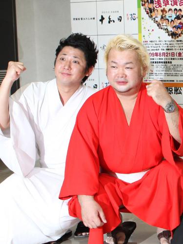 「よしもとクリエイティブ・エージェンシー」所属になったことを発表した「東京ダイナマイト」の松田大輔（左）とハチミツ二郎