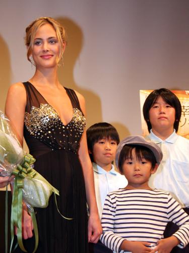 映画「幸せはシャンソニア劇場から」のジャパンプレミヤに大きく胸のあいたドレスで登場したノラ・アルネゼデール（左）と子役の加藤清史郎