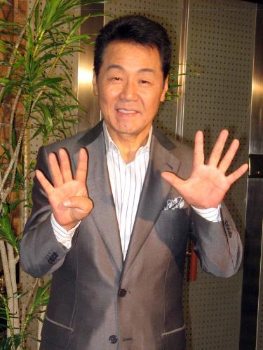 デビュー４５周年記念の歌謡コンクールを開催した五木ひろしは、両手で「４５」を作って笑顔