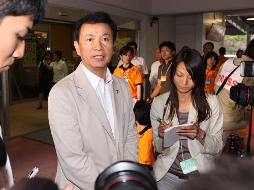 チャリティーパーティーに出席した森田健作・千葉県知事は酒井被告の保釈について「一から出直してほしい」と語った