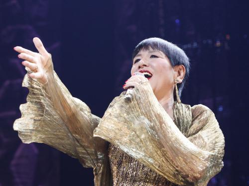 ニッポン放送開局55周年記念コンサートで熱唱する和田アキ子