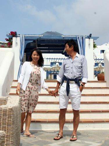プロポーズの後、滞在したホテル前での石田純一と東尾理子