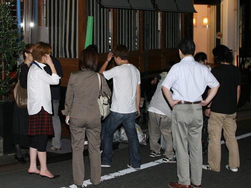 事故でスタッフがケガをした渋谷区のロケ現場で後片付けに追われる関係者