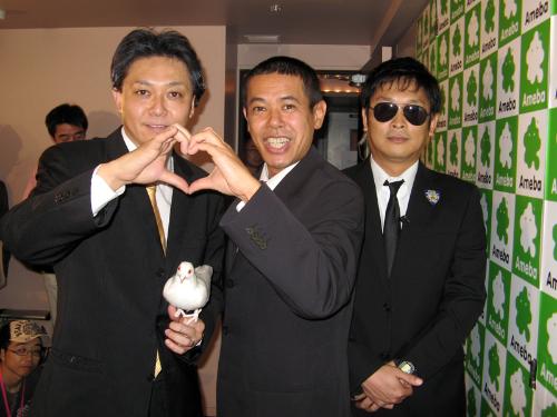 「勝手に日米首脳会談」を行った鳩山来留夫（左）とノッチ（中）。右はＳＰ役の安田和博