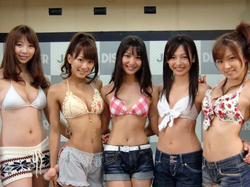 大阪でイベントを開いた日テレジェニックの（左から）小泉麻耶、清水ゆう子、小池唯、米村美咲、齋藤夢愛