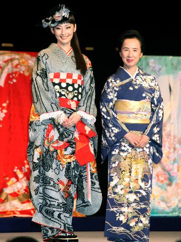 「第１回きものコーディネイト大賞」表彰式に出席した女優常盤貴子（左）と八千草薫