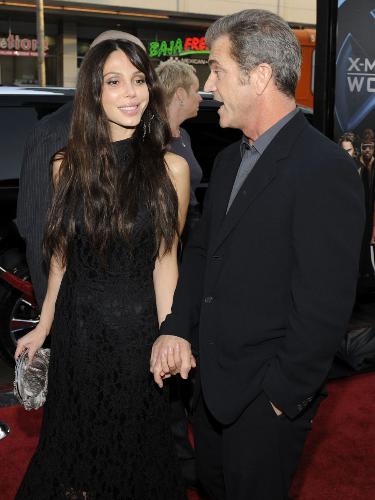 ４月２８日、米ロサンゼルスでの映画上映会に到着したメル・ギブソン（右）とオクサナ・グリゴリエバ