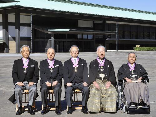 文化勲章の親授式を終え、記念写真に納まる（左から）飯島澄男さん、速水融さん、日沼頼夫さん、坂田藤十郎さん、桂米朝さん