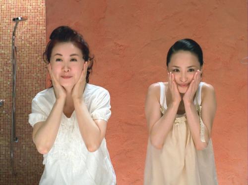 富士フイルムのスキンケア化粧品の新ＣＭで共演している中島みゆき（左）と松田聖子