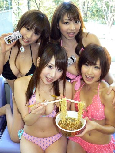 ラーメンをセクシーに食べるアイドルグループ「らぁ～どる」。ＢｅｅＴＶ「石神秀幸のバリうまラーメン」をＰＲ。（前列左から）三井凉子、南まりか。（後列左から）岡本果奈美、小泉麻耶