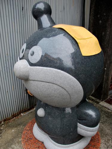 角を折られた人気アニメのキャラクター「ばいきんまん」の石像