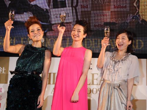 「２００９ファッションリーダーアワード」の司会を務めた石田純一の音頭で、シャンパングラスを手に乾杯する受賞者の（左から）梨花、りょう、広末涼子