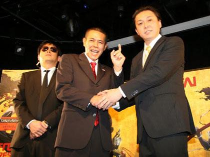 オバマ米大統領に扮したデンジャラスのノッチ（中）と握手する鳩山来留夫。左はＳＰに扮したデンジャラスの安田和博